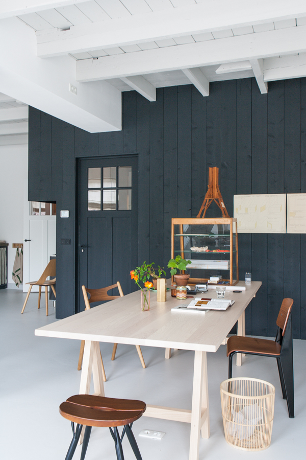 Black shiplap is the new white! An edgier take on the farmhouse trend, black shiplap is a great way to combine modern and farmhouse style. Let's admire these interiors that embrace the moodier side of shiplap! Welcome to the dark side. #blackshiplap #modernfarmhouse #shiplap